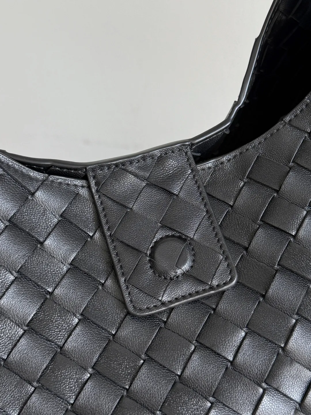 Batch 2760 new products are coming! BOTTEGA VENETA Bottega Veneta's 2025 new Campana shoulder bag is on the market~ First of all, I would like to praise the weight of this bag. As a not too small bag, it is very light for daily use. For people like me who need to carry a lot of belongings when going out, this advantage is great, and it greatly reduces the burden of traveling. 🛍️The shape is a bit like a combination of parachute and jodie. The blunt triangle shape is cute and honest. Carrying it on your back when going shopping is a good mood accelerator. The handles and body of the bag are both classic weaves. A tie is added to the original open design. If it is not tied up, the bag will look like a small vegetable basket when carried. Style number: 844250 Size: 39*24*18.5cm